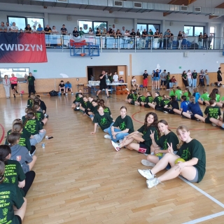 drużyny na płycie boiska