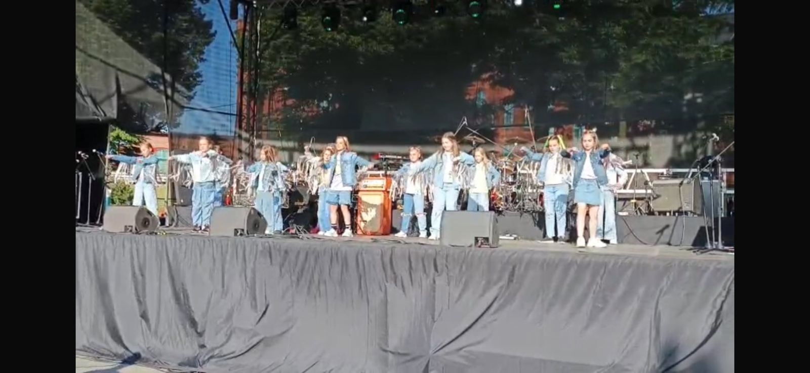 na scenie