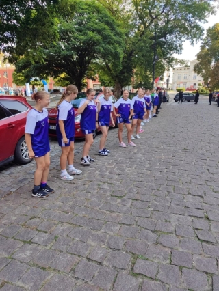 dziewczęta w strojach sportowych