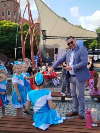 Burmistrz i mażoretki