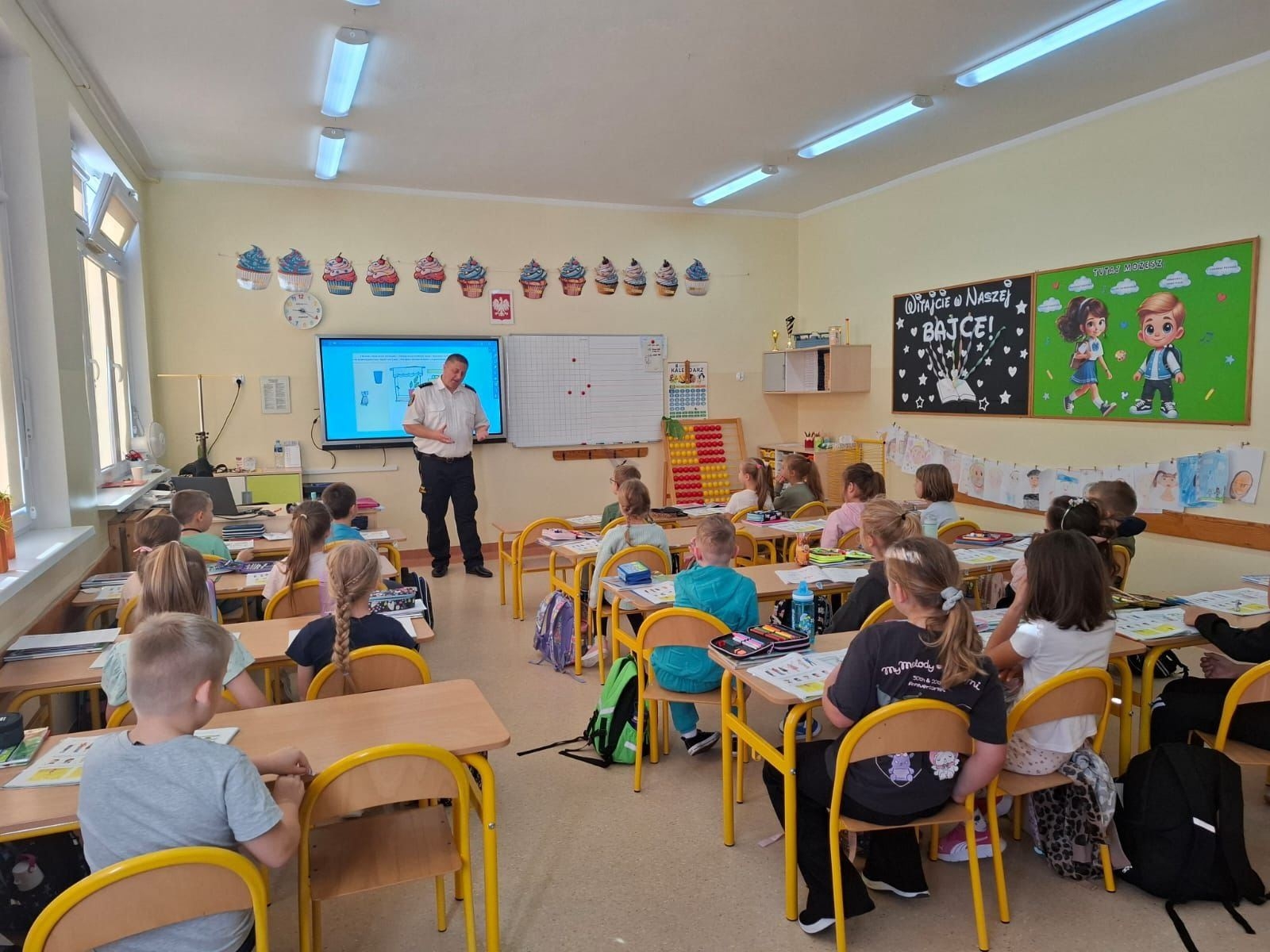 Dzieci ze strażnikiem miejskim