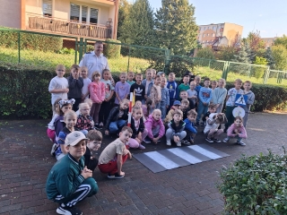 Dzieci ze strażnikiem miejskim