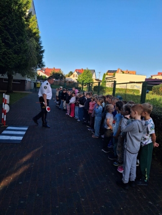 Dzieci ze strażnikiem miejskim