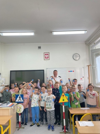 Dzieci ze strażnikiem miejskim