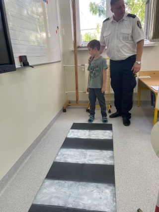 Dzieci ze strażnikiem miejskim