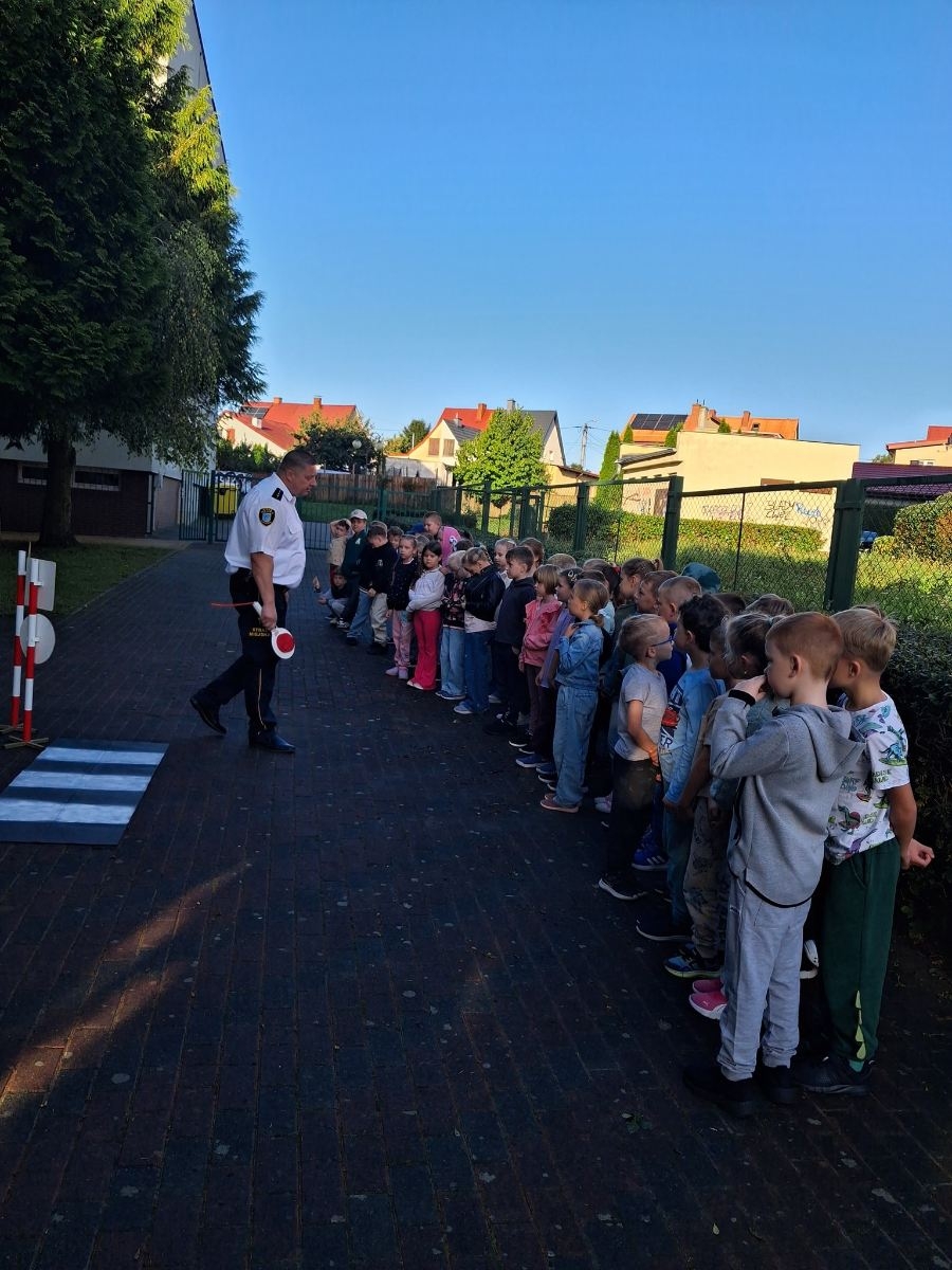 Dzieci ze strażnikiem miejskim