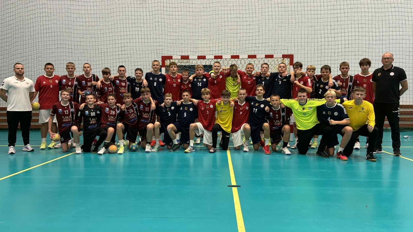 uczniowie na 3-dniowym turnieju piłki ręcznej