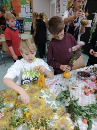 uczniowie z 4a podczas zajęć