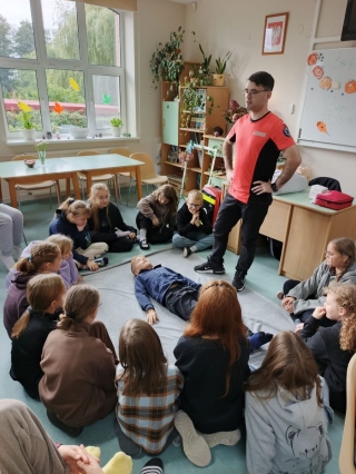 uczniowie z 4a podczas pierwszej pomocy