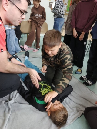 uczniowie z 4a podczas pierwszej pomocy