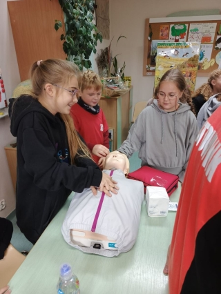 uczniowie z 4a podczas pierwszej pomocy