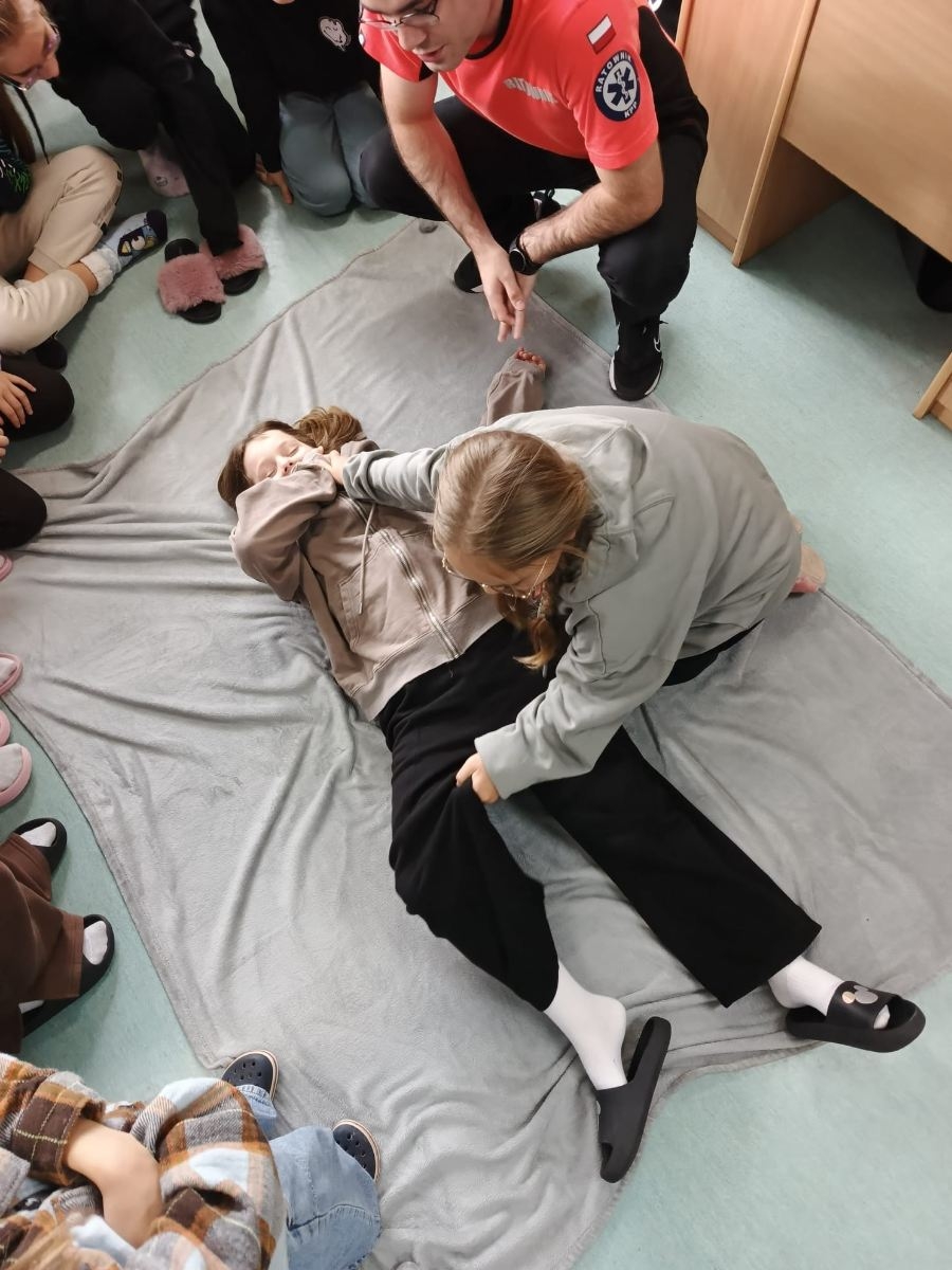 uczniowie z 4a podczas pierwszej pomocy