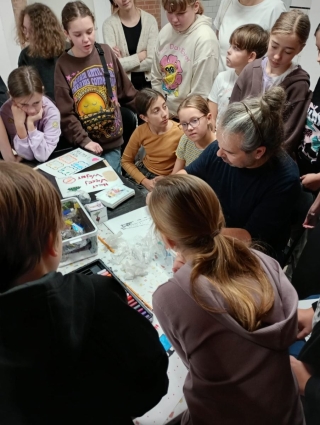 uczniowie podczas warsztatów