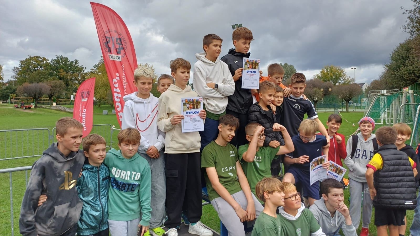 zawodnicy biegów przełajowych