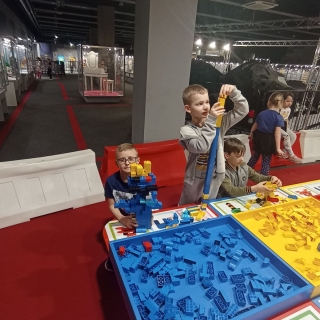 uczniowie komponują z klocków lego