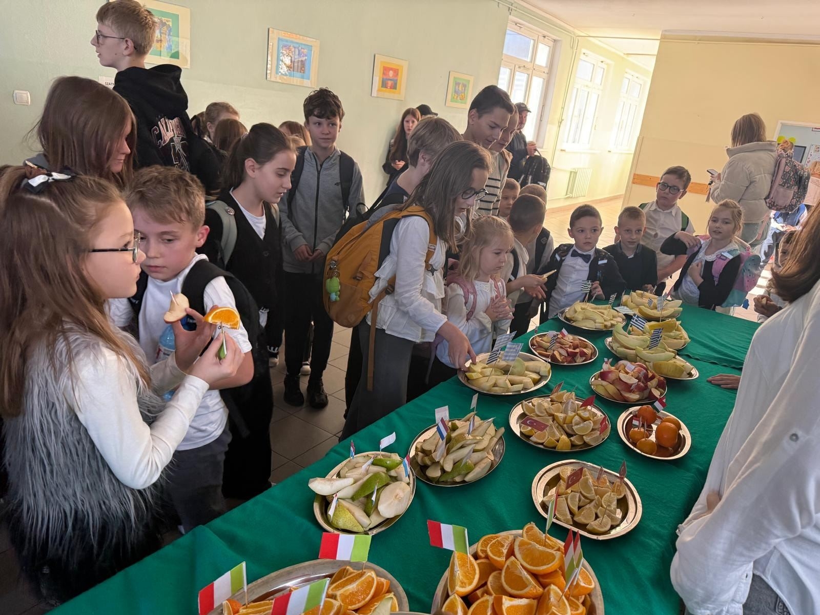 w oczekiwaniu na poczęstunek