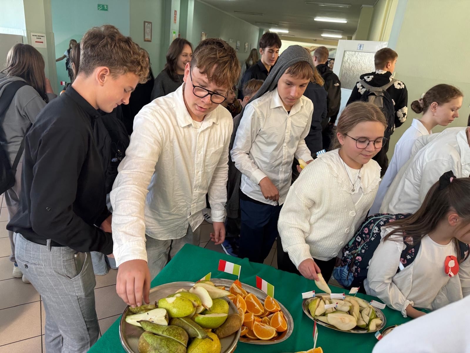 w oczekiwaniu na poczęstunek