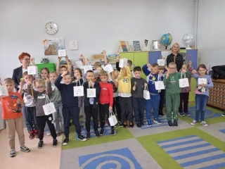 Dzieci z pracownicami Banku