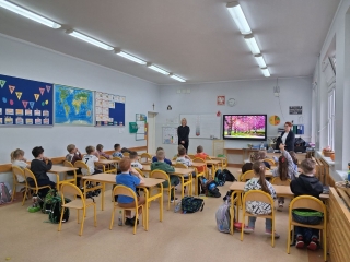 Dzieci z pracownicami Banku