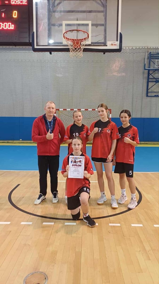 dziewczęta z trenerem