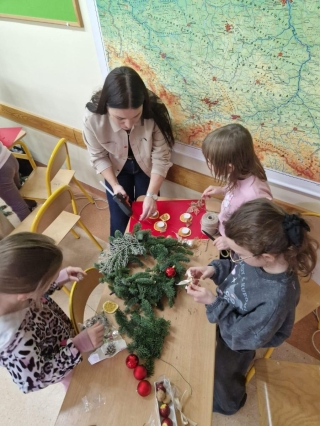 Dzieci i nauczycielka