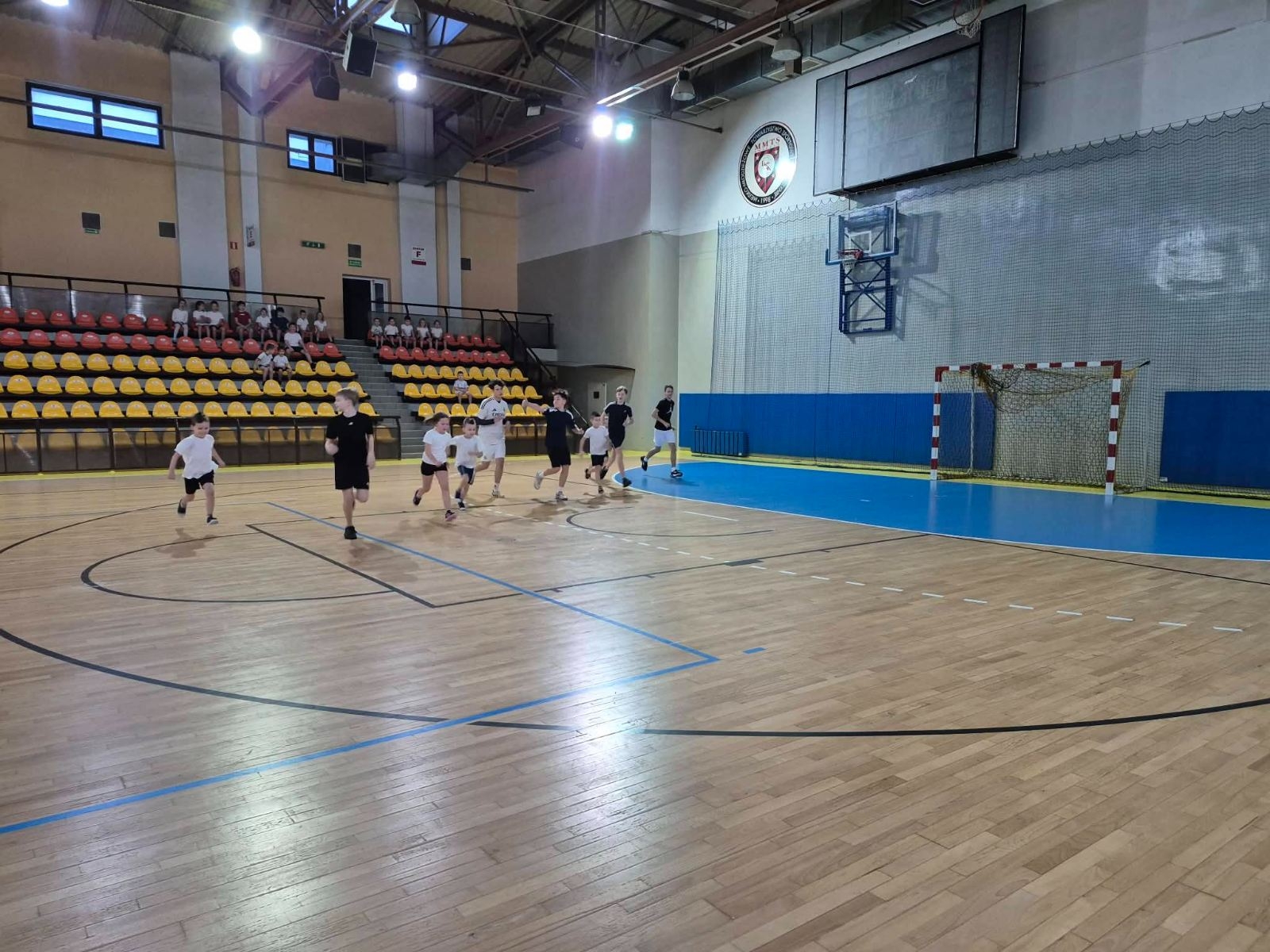 na boisku chłopcy z klas 7 i klasy 1b