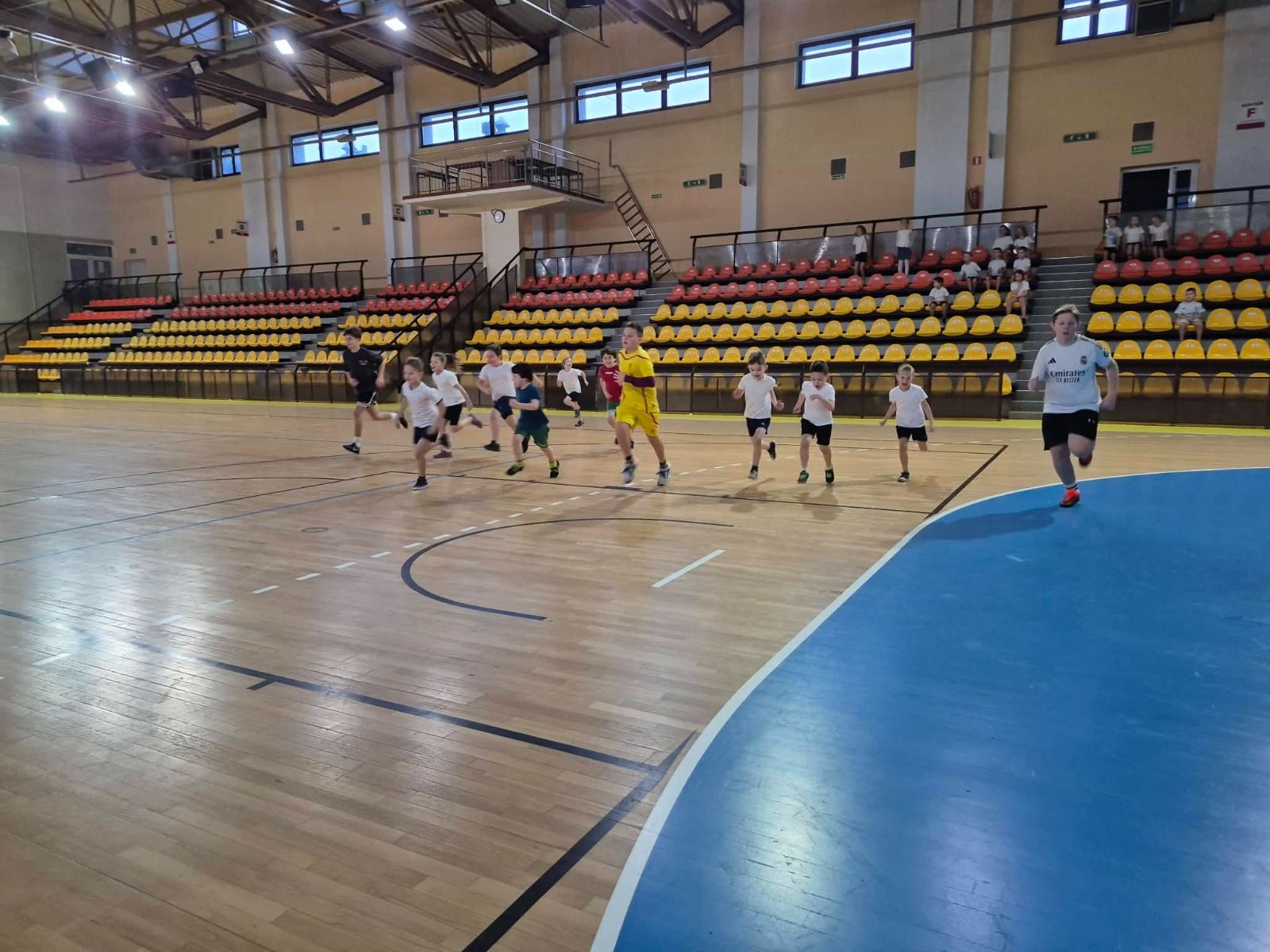 na boisku chłopcy z klas 7 i klasy 1b