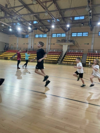 na boisku chłopcy z klas 7 i klasy 1b