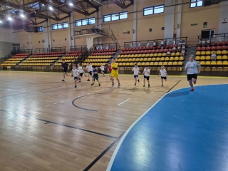 na boisku chłopcy z klas 7 i klasy 1b