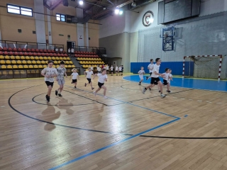 na boisku chłopcy z klas 7 i klasy 1b