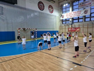 na boisku chłopcy z klas 7 i klasy 1b