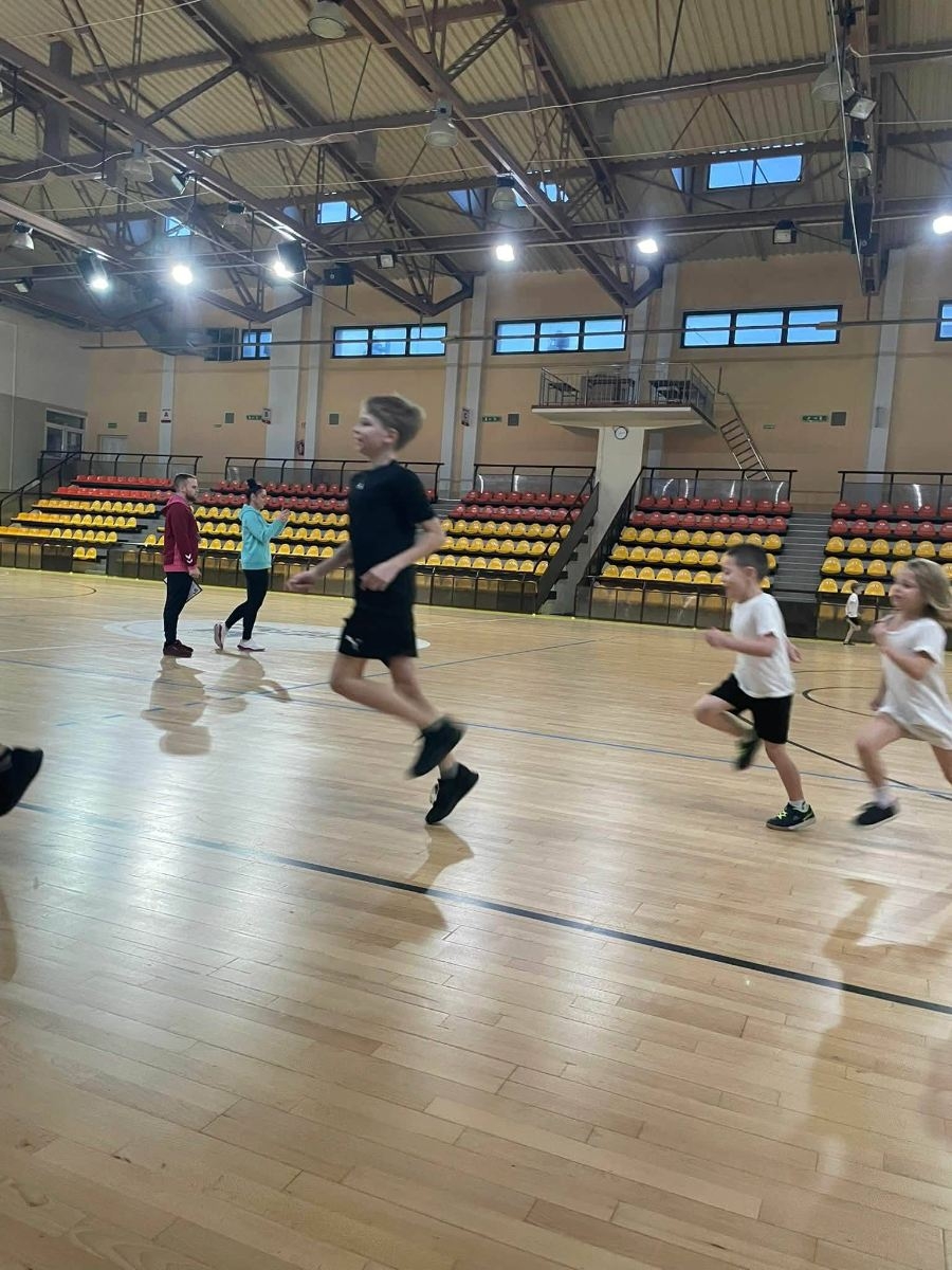 na boisku chłopcy z klas 7 i klasy 1b