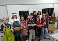 Uczestnicy koła kulinarnego przygotowali pierniczki jako dar dla dzieci