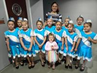 Szkolne mażoretki podczas otwarcia turnieju piłki ręcznej chłopców