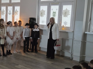 Dzieci z Panią Dyrektor