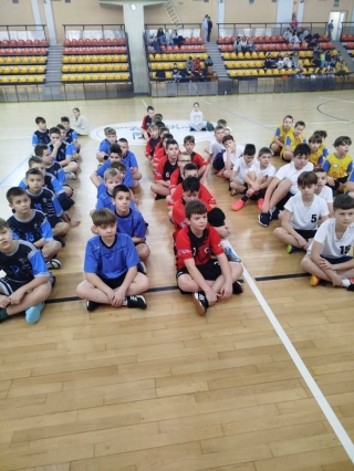 drużyny na płycie boiska