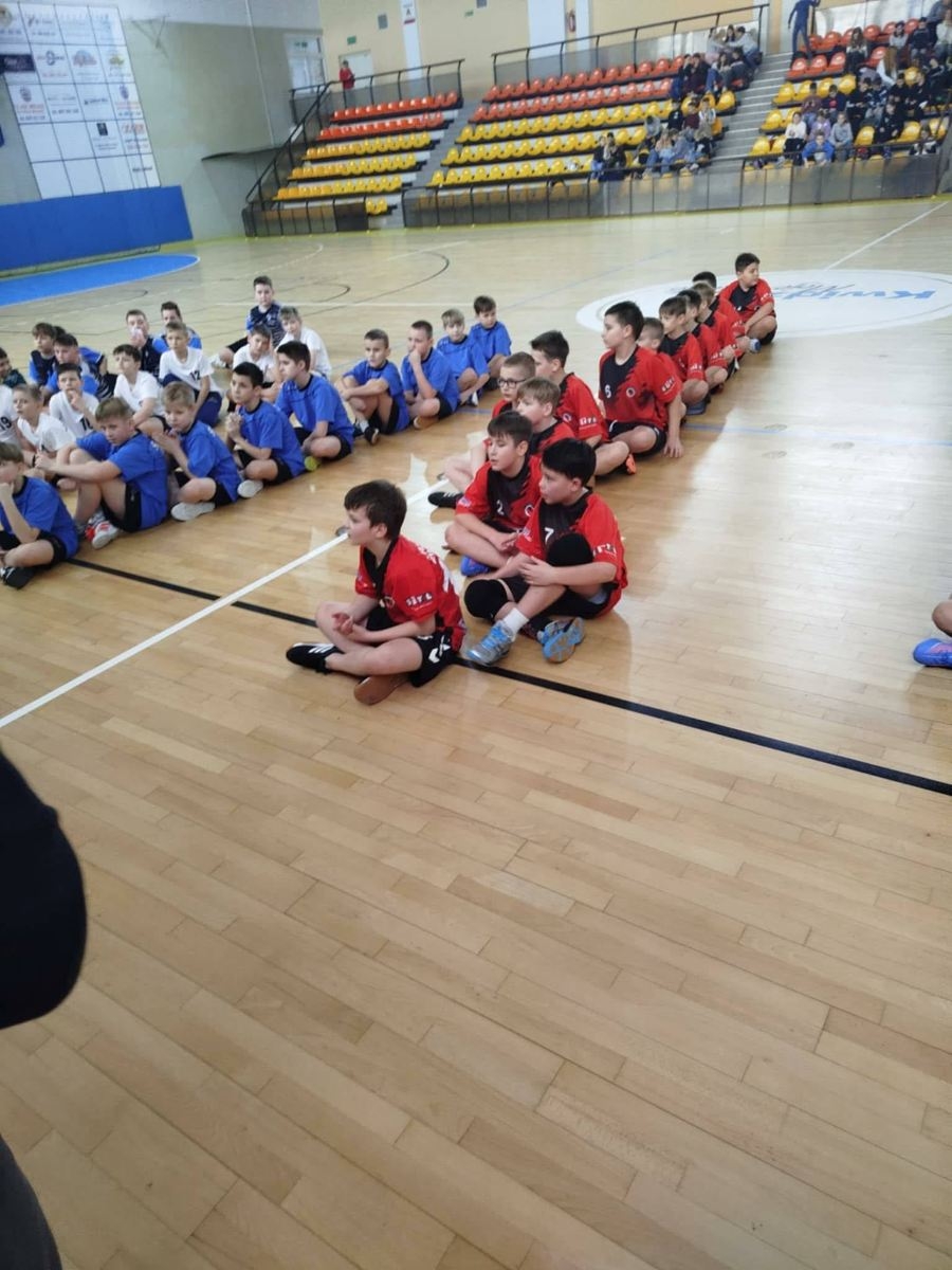 drużyny na płycie boiska