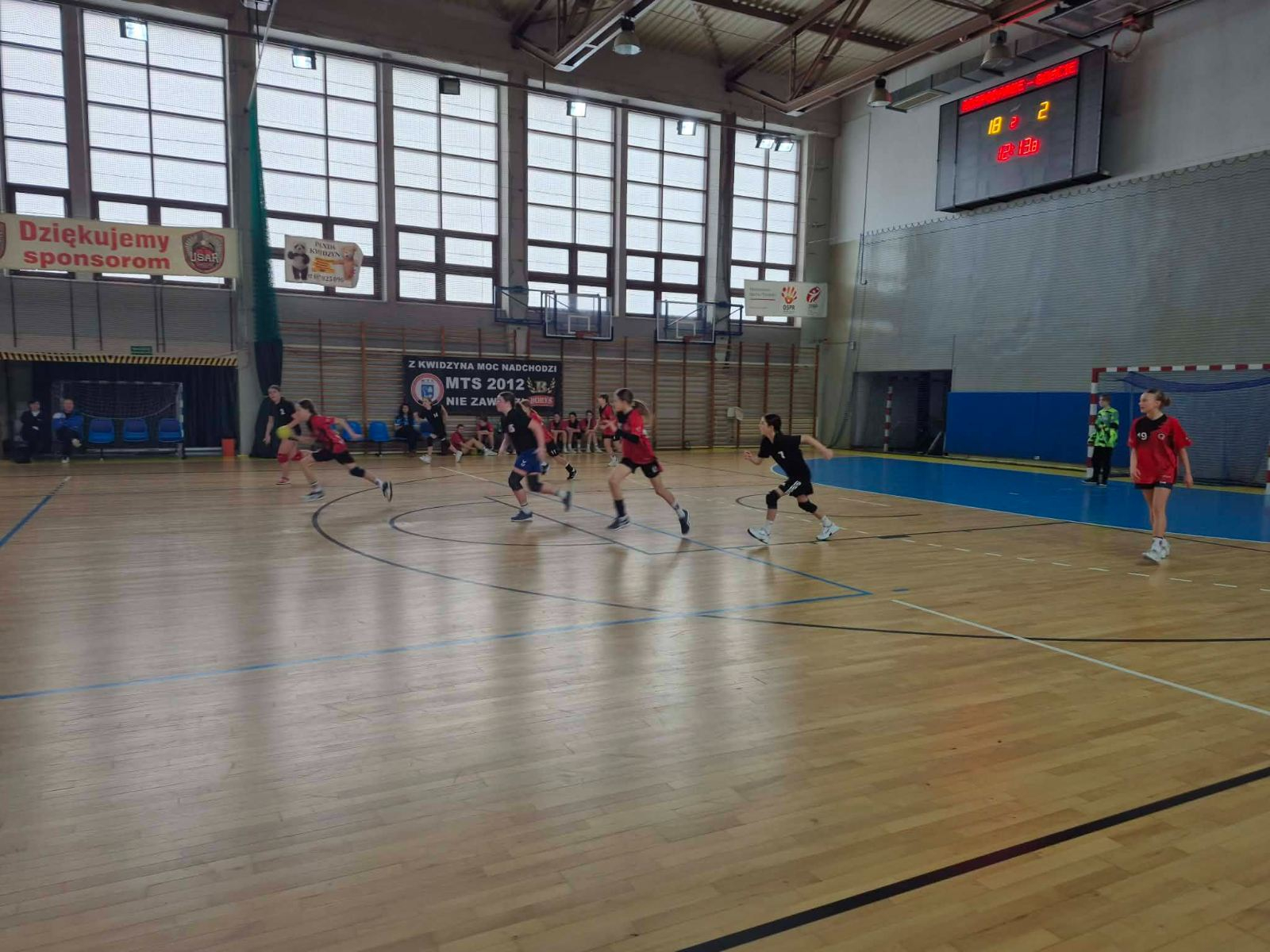 dziewczęta z 5a-6a podczas gry