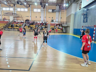 dziewczęta z 5a-6a podczas gry