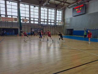 dziewczęta z 5a-6a podczas gry