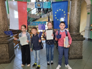 uczniowie nagrodzeni SPOMS