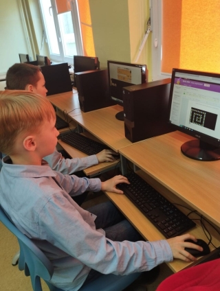 uczniowie podczas rozwiązywania zadań