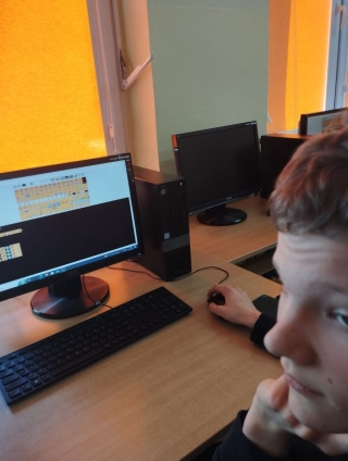 uczniowie podczas rozwiązywania zadań