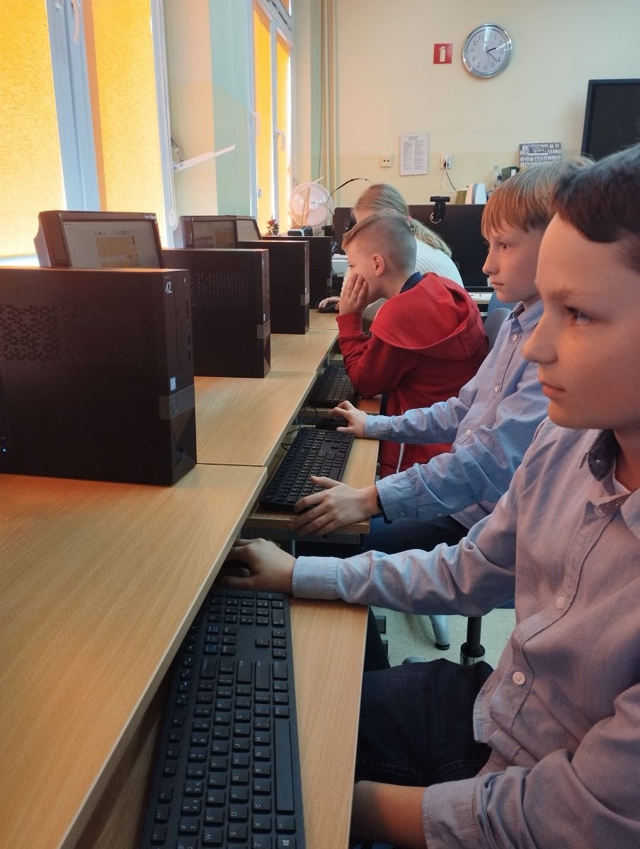 uczniowie podczas rozwiązywania zadań