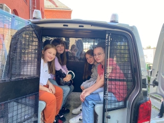 uczniowie w samochodzie policyjnym