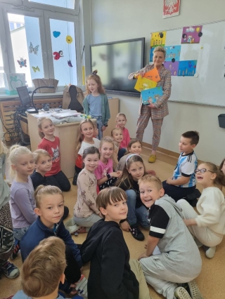 Pani pielęgniarka przekazuje informacje 