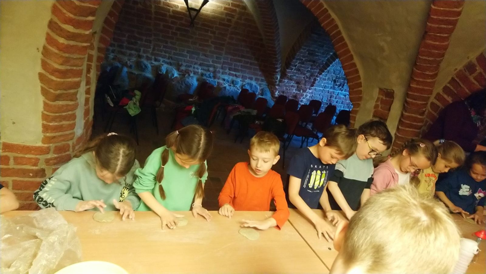 uczniowie podczas warsztatów ceramicznych