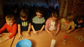 uczniowie podczas warsztatów ceramicznych