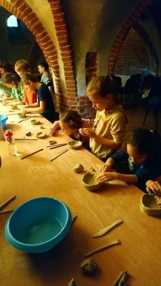 uczniowie podczas warsztatów ceramicznych
