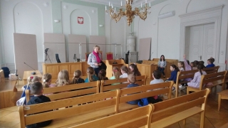 uczniowie 1d w sądzie